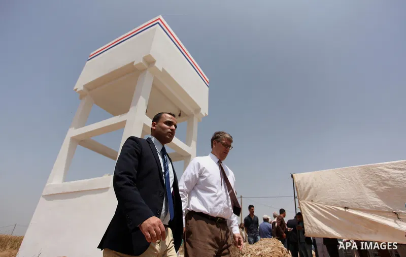 Representative for the Netherlands to the Palestinian Authority Peter Mollema visits a Dutch-funded project aimed at suppling farms with water, in Khan Younis in the southern Gaza Strip May 1, 2016. Photo by Ashraf Amra