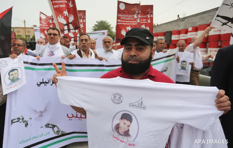 Palestinians take part in a protest demanding release the prisoners in Israeli jails, in front of the headquarter United Nation "UNSCO" in Gaza City, on May 3, 2016. Photo by Mohammed Asad