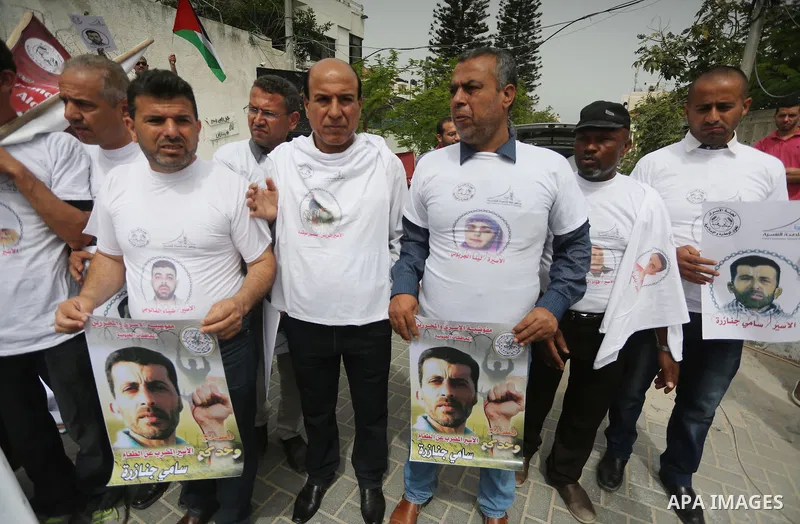 Palestinians take part in a protest demanding release the prisoners in Israeli jails, in front of the headquarter United Nation "UNSCO" in Gaza City, on May 3, 2016. Photo by Mohammed Asad