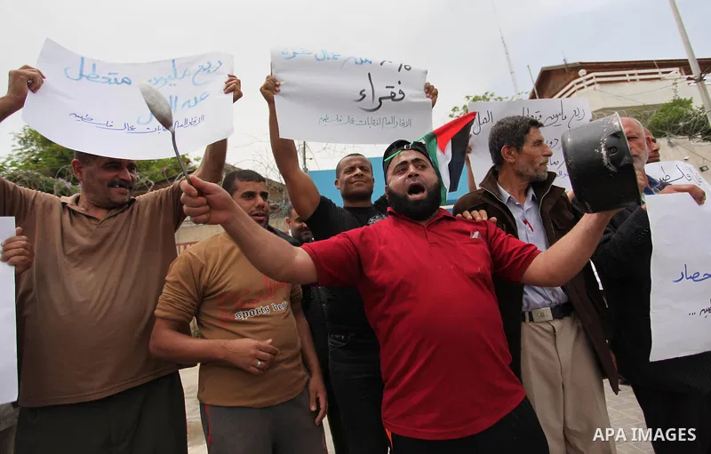 Palestinian workers demonstrate against the Israeli blockade of the Gaza Strip, in Gaza city, on May 3, 2016. Photo by Ashraf Amra