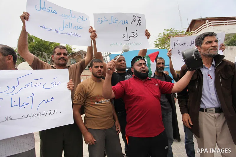 Palestinian workers demonstrate against the Israeli blockade of the Gaza Strip, in Gaza city, on May 3, 2016. Photo by Ashraf Amra