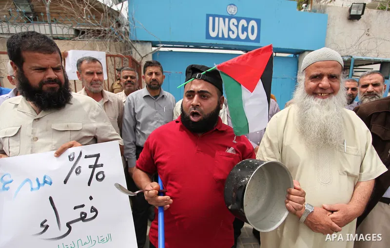 Palestinian workers demonstrate against the Israeli blockade of the Gaza Strip, in Gaza city, on May 3, 2016. Photo by Ashraf Amra