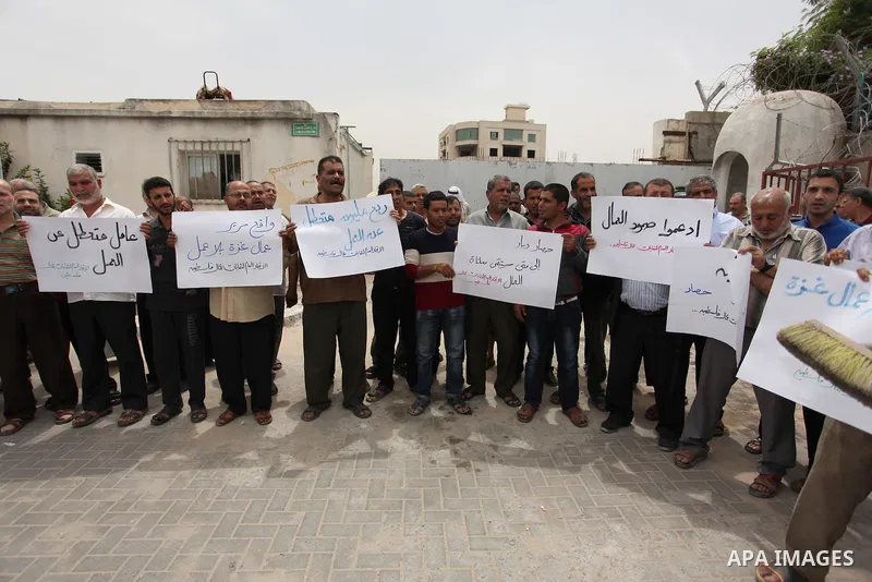 Palestinian workers demonstrate against the Israeli blockade of the Gaza Strip, in Gaza city, on May 3, 2016. Photo by Ashraf Amra