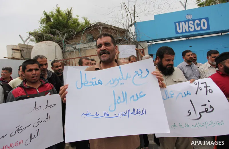 Palestinian workers demonstrate against the Israeli blockade of the Gaza Strip, in Gaza city, on May 3, 2016. Photo by Ashraf Amra