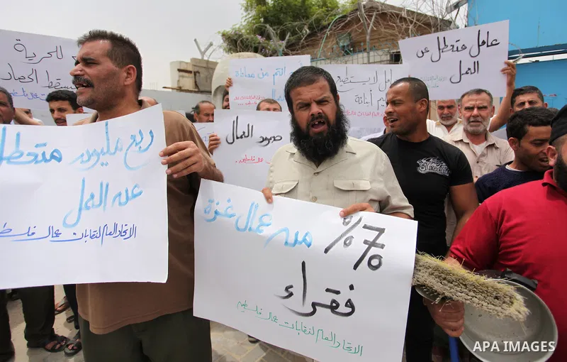 Palestinian workers demonstrate against the Israeli blockade of the Gaza Strip, in Gaza city, on May 3, 2016. Photo by Ashraf Amra