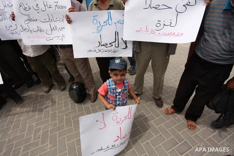 Palestinian workers demonstrate against the Israeli blockade of the Gaza Strip, in Gaza city, on May 3, 2016. Photo by Ashraf Amra
