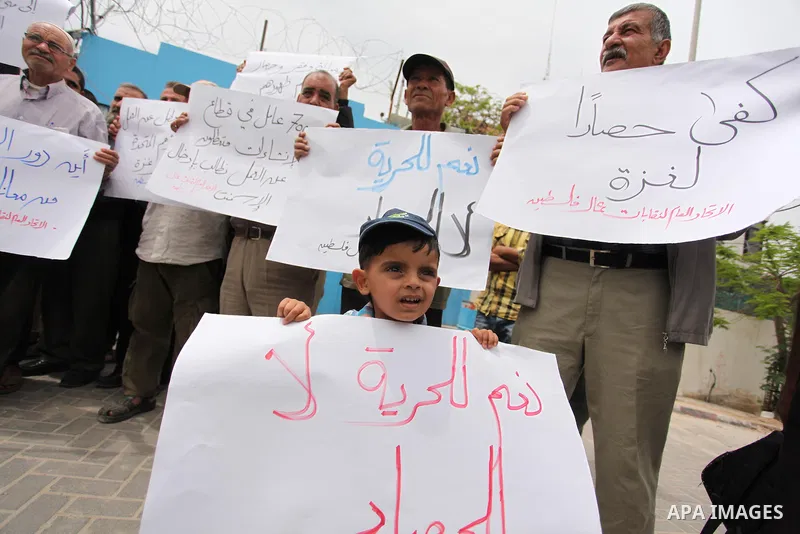 Palestinian workers demonstrate against the Israeli blockade of the Gaza Strip, in Gaza city, on May 3, 2016. Photo by Ashraf Amra