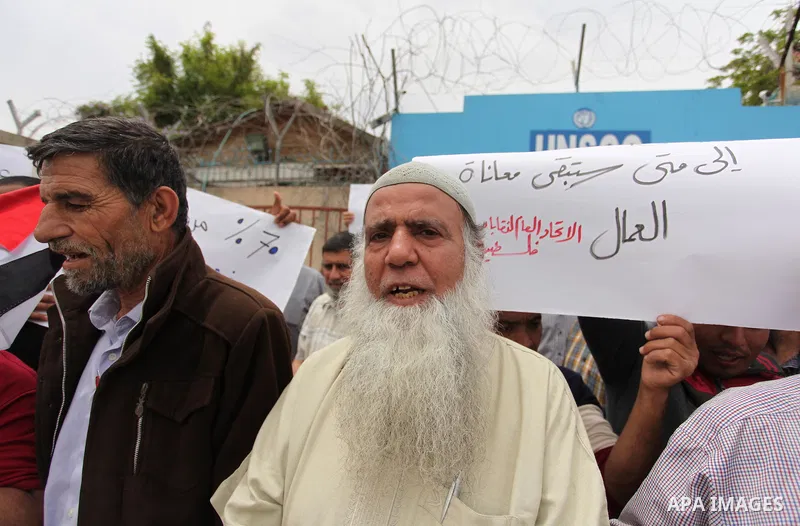 Palestinian workers demonstrate against the Israeli blockade of the Gaza Strip, in Gaza city, on May 3, 2016. Photo by Ashraf Amra