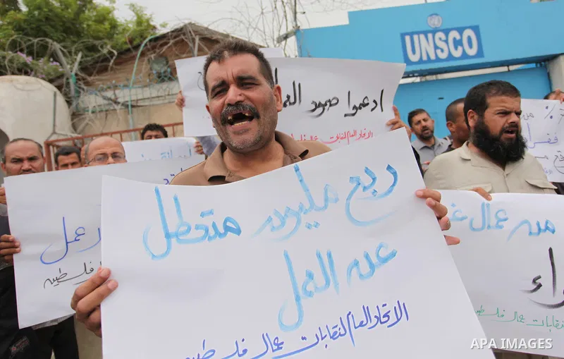 Palestinian workers demonstrate against the Israeli blockade of the Gaza Strip, in Gaza city, on May 3, 2016. Photo by Ashraf Amra