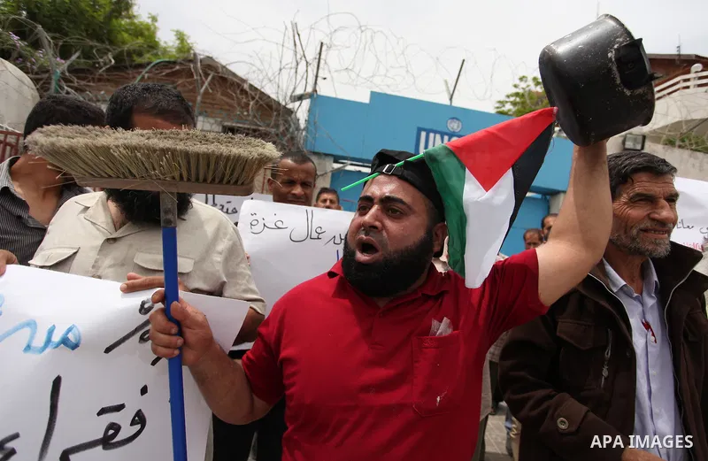 Palestinian workers demonstrate against the Israeli blockade of the Gaza Strip, in Gaza city, on May 3, 2016. Photo by Ashraf Amra