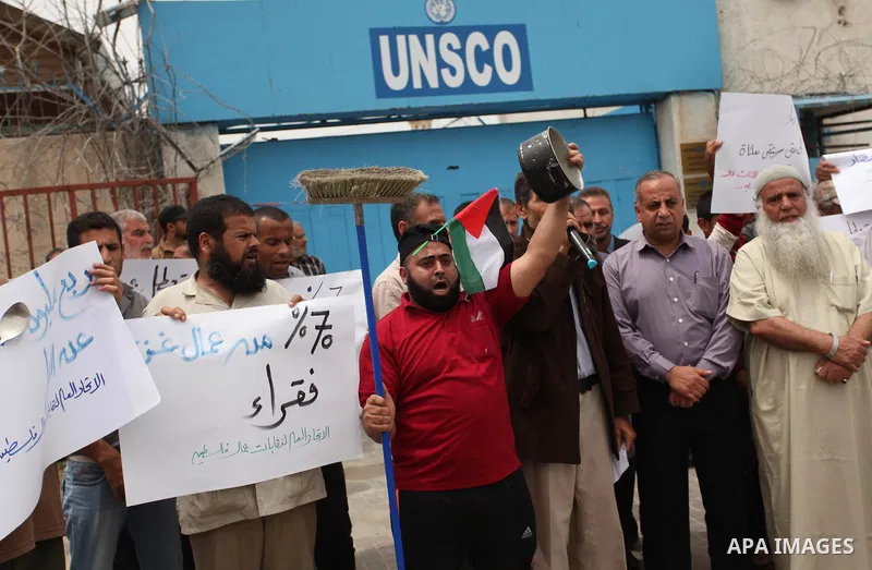 Palestinian workers demonstrate against the Israeli blockade of the Gaza Strip, in Gaza city, on May 3, 2016. Photo by Ashraf Amra