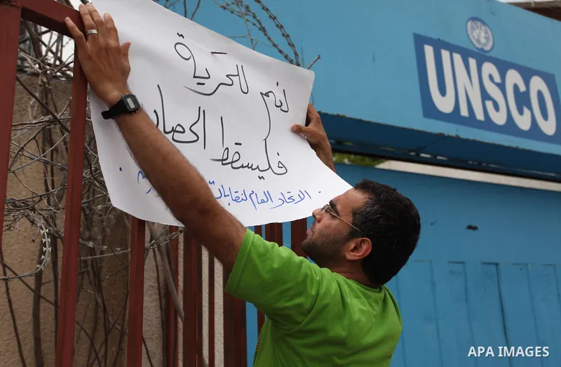 Palestinian workers demonstrate against the Israeli blockade of the Gaza Strip, in Gaza city, on May 3, 2016. Photo by Ashraf Amra