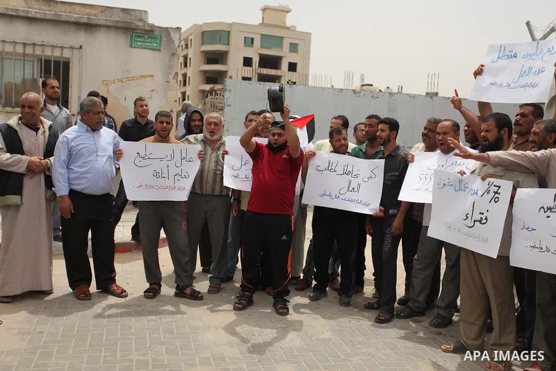 Palestinian workers demonstrate against the Israeli blockade of the Gaza Strip, in Gaza city, on May 3, 2016. Photo by Ashraf Amra