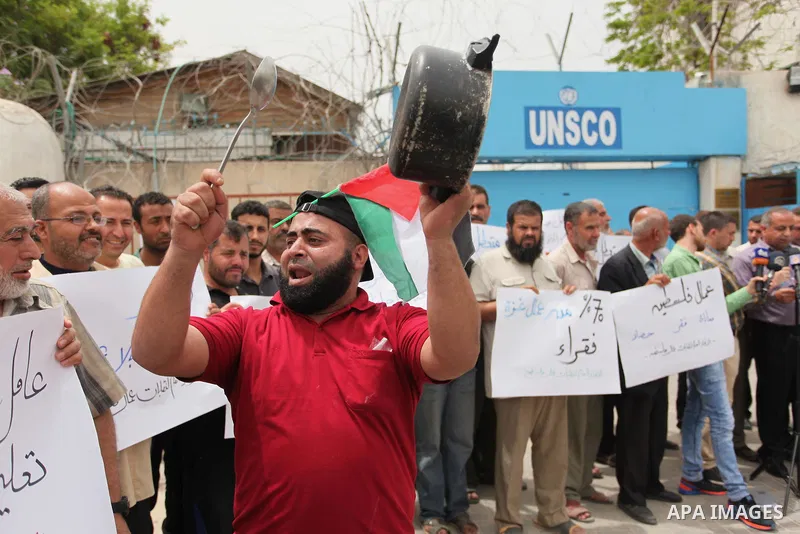Palestinian workers demonstrate against the Israeli blockade of the Gaza Strip, in Gaza city, on May 3, 2016. Photo by Ashraf Amra