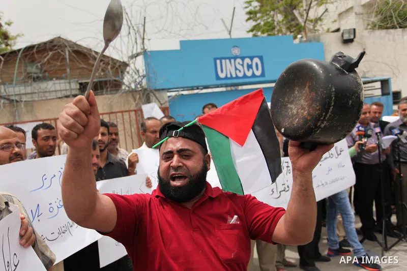 Palestinian workers demonstrate against the Israeli blockade of the Gaza Strip, in Gaza city, on May 3, 2016. Photo by Ashraf Amra
