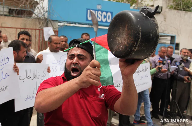 Palestinian workers demonstrate against the Israeli blockade of the Gaza Strip, in Gaza city, on May 3, 2016. Photo by Ashraf Amra