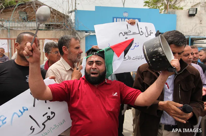 Palestinian workers demonstrate against the Israeli blockade of the Gaza Strip, in Gaza city, on May 3, 2016. Photo by Ashraf Amra