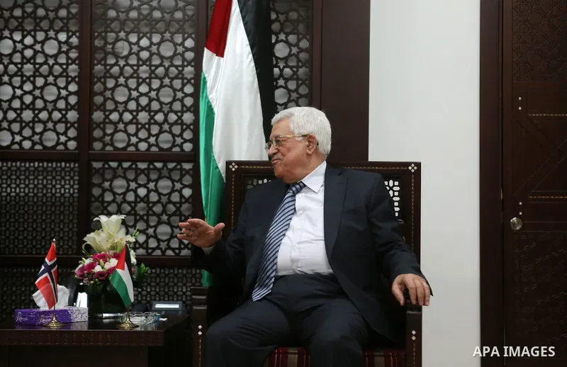 Palestinian president Mahmud Abbas meets with Norwegian Foreign Minister Borge Brende in the West Bank city of Ramallah, on May 3, 2016. Photo by Shadi Hatem