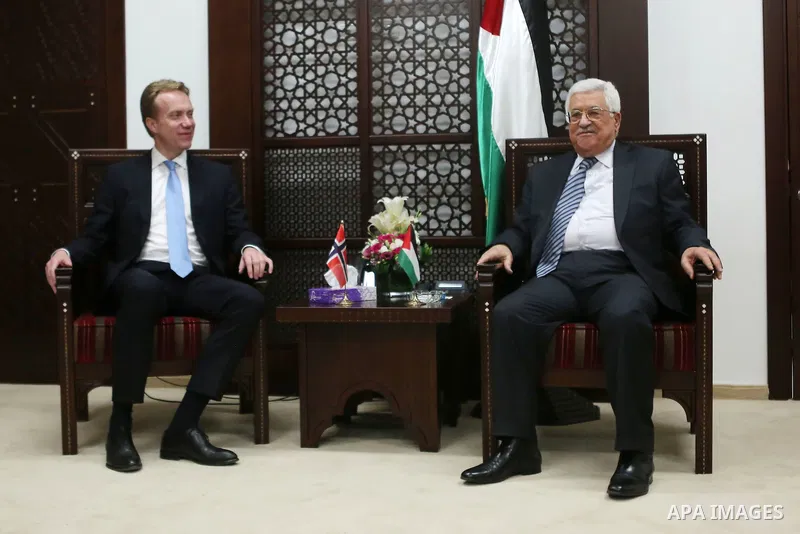 Palestinian president Mahmud Abbas meets with Norwegian Foreign Minister Borge Brende in the West Bank city of Ramallah, on May 3, 2016. Photo by Shadi Hatem