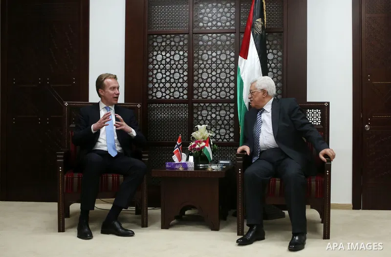 Palestinian president Mahmud Abbas meets with Norwegian Foreign Minister Borge Brende in the West Bank city of Ramallah, on May 3, 2016. Photo by Shadi Hatem
