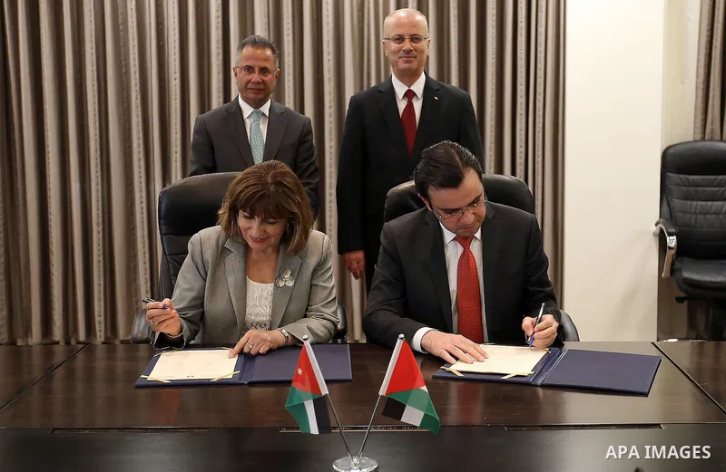 Palestinian Prime Minister, Rami Hamdallah, meets with Jordanian Minister of Culture, Lana Mamcg, on May 5, 2016. Photo by Prime Minister Office