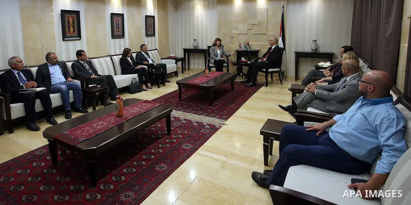 Palestinian Prime Minister, Rami Hamdallah, meets with Jordanian Minister of Culture, Lana Mamcg, on May 5, 2016. Photo by Prime Minister Office