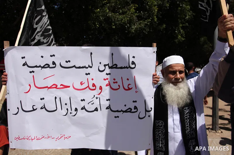 Palestinian supporters of the Islamist party Hizb Ut-Tahrir take part in a rally to mark the 95th anniversary of the overthrow of the Islamic Caliphate, in Gaza city on May 5, 2016. Photo by Ashraf Amra