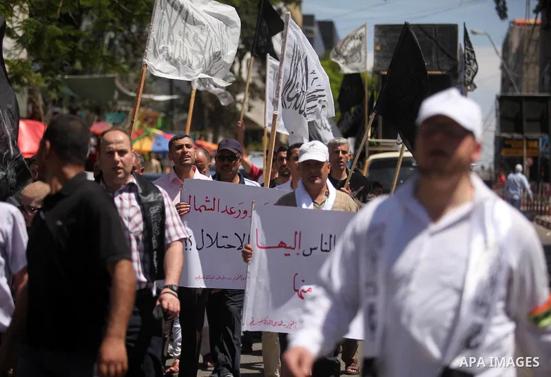 Palestinian supporters of the Islamist party Hizb Ut-Tahrir take part in a rally to mark the 95th anniversary of the overthrow of the Islamic Caliphate, in Gaza city on May 5, 2016. Photo by Ashraf Amra