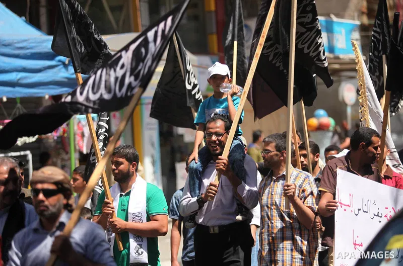 Palestinian supporters of the Islamist party Hizb Ut-Tahrir take part in a rally to mark the 95th anniversary of the overthrow of the Islamic Caliphate, in Gaza city on May 5, 2016. Photo by Ashraf Amra