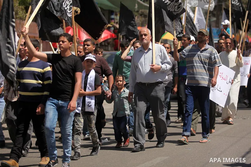 Palestinian supporters of the Islamist party Hizb Ut-Tahrir take part in a rally to mark the 95th anniversary of the overthrow of the Islamic Caliphate, in Gaza city on May 5, 2016. Photo by Ashraf Amra