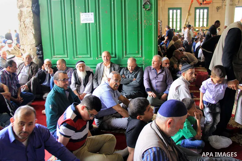 Palestinian Muslim worshipers attend Friday prayers inside al-Aqsa mosque, Islam's third holiest site, in Jerusalem's Old city on May 06, 2016. Photo by Mahfouz Abu Turk