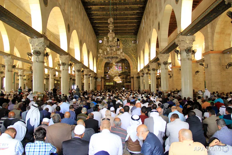 Palestinian Muslim worshipers attend Friday prayers inside al-Aqsa mosque, Islam's third holiest site, in Jerusalem's Old city on May 06, 2016. Photo by Mahfouz Abu Turk