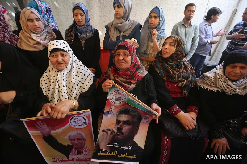 Palestinians take part in a protest demanding release the prisoners in Israeli jails, in front of Red cross office, in Gaza city, on May 9, 2016. Photo by Mohammed Asad