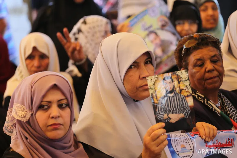 Palestinians take part in a protest demanding release the prisoners in Israeli jails, in front of Red cross office, in Gaza city, on May 9, 2016. Photo by Mohammed Asad