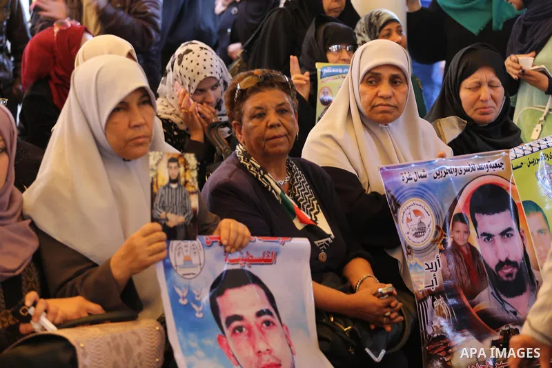 Palestinians take part in a protest demanding release the prisoners in Israeli jails, in front of Red cross office, in Gaza city, on May 9, 2016. Photo by Mohammed Asad