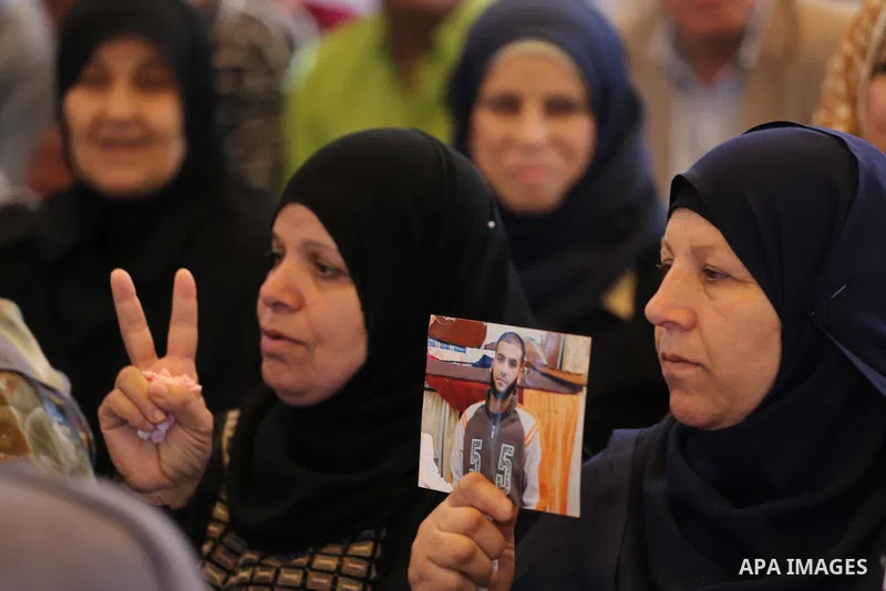 Palestinians take part in a protest demanding release the prisoners in Israeli jails, in front of Red cross office, in Gaza city, on May 9, 2016. Photo by Mohammed Asad
