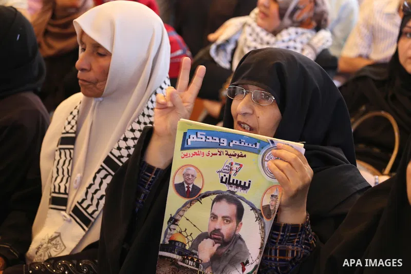 Palestinians take part in a protest demanding release the prisoners in Israeli jails, in front of Red cross office, in Gaza city, on May 9, 2016. Photo by Mohammed Asad