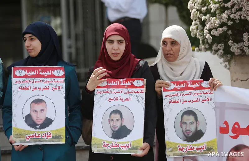 Palestinians take part in a protest demanding release the prisoners in Israeli jails, in the West Bank city of al-Bireh, on May 9, 2016. Photo by Shadi Hatem