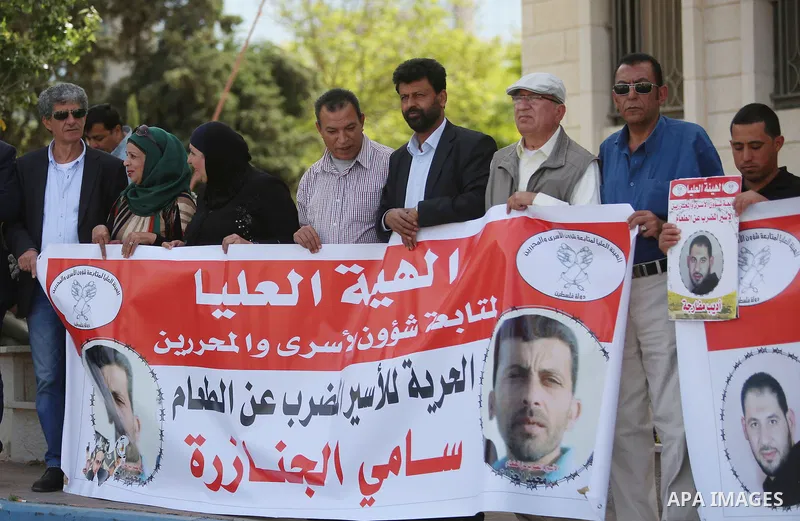 Palestinians take part in a protest demanding release the prisoners in Israeli jails, in the West Bank city of al-Bireh, on May 9, 2016. Photo by Shadi Hatem