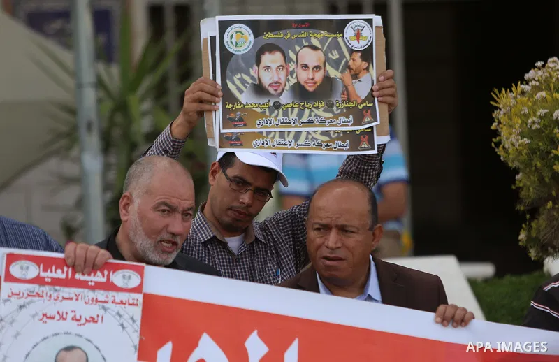 Palestinians take part in a protest demanding release the prisoners in Israeli jails, in the West Bank city of al-Bireh, on May 9, 2016. Photo by Shadi Hatem