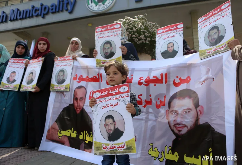 Palestinians take part in a protest demanding release the prisoners in Israeli jails, in the West Bank city of al-Bireh, on May 9, 2016. Photo by Shadi Hatem