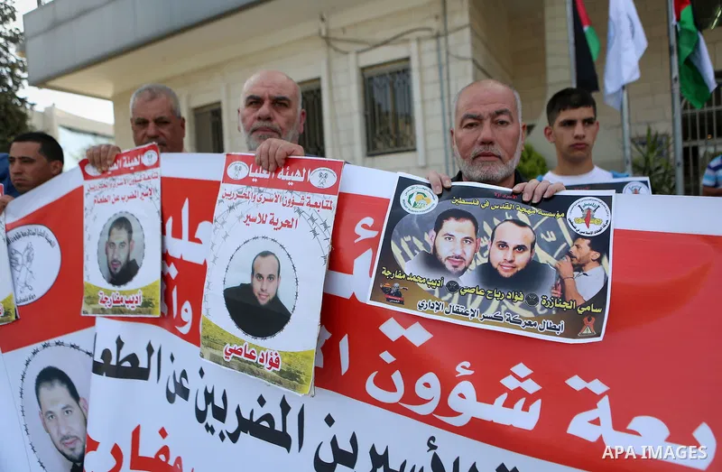 Palestinians take part in a protest demanding release the prisoners in Israeli jails, in the West Bank city of al-Bireh, on May 9, 2016. Photo by Shadi Hatem