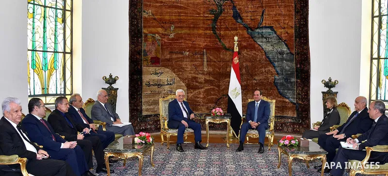 Egyptian President Abdel Fattah al-Sisi meets with Palestinian President Mahmoud Abbas in the capital Cairo on May 9, 2016. Photo by Egyptian President Office