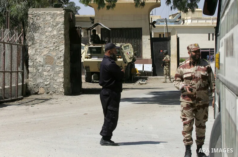 Egyptian soldiers stand guard on the Rafah border crossing at the southern Gaza Strip on May 12, 2016. Israeli Defence Minister Moshe Yaalon announced on May 2, 2016 the reopening of the Erez crossing point into the Pale...