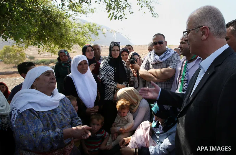 Palestinian Prime Minister Rami Hamdallah visits Palestinians in Khirbet Tana, near the West Bank of Nablus, on May 12, 2016. Photo by Prime Minister Office