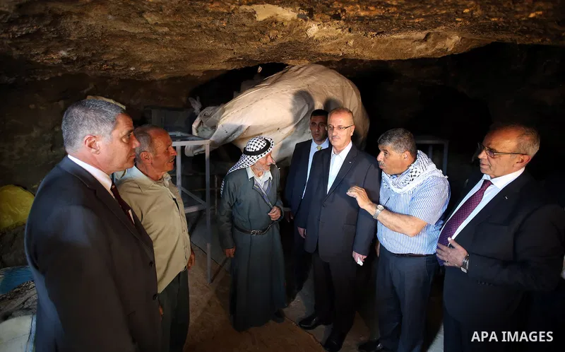 Palestinian Prime Minister Rami Hamdallah visits Palestinians in Khirbet Tana, near the West Bank of Nablus, on May 12, 2016. Photo by Prime Minister Office