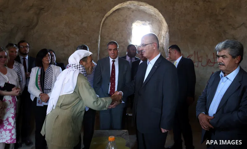 Palestinian Prime Minister Rami Hamdallah visits Palestinians in Khirbet Tana, near the West Bank of Nablus, on May 12, 2016. Photo by Prime Minister Office