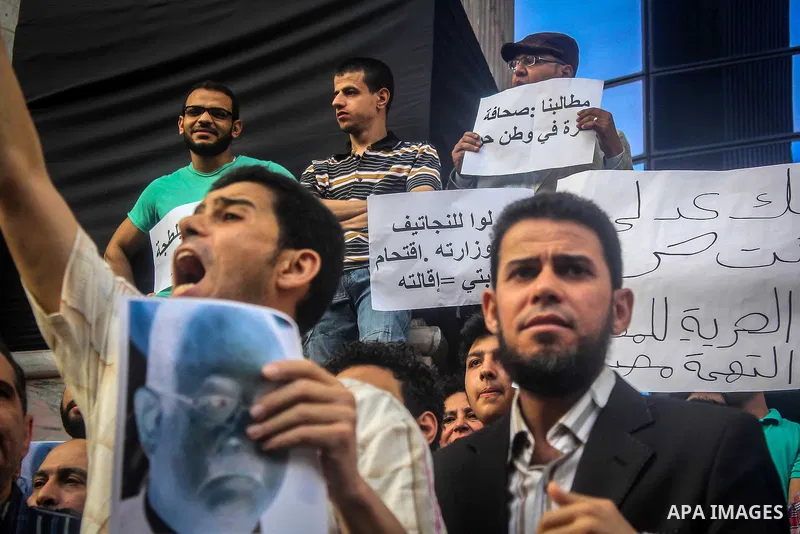 Egyptian Journalists and activists chant slogans and hold banners during a protest in front of the Journalists' Syndicate in Cairo, Egypt, on May 12, 2016. Egypt's journalists' syndicate called for the dismissal of the i...