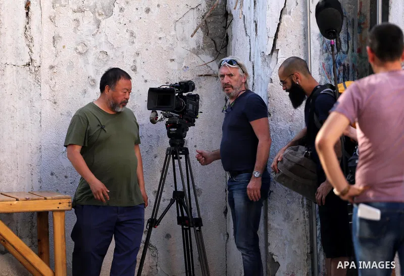 Chinese artist Ai Weiwei and his film crew work on a documentary film on refugees, in Nuseirat refugee camp in the central Gaza Strip on May 12, 2016. Photo by Mohammed Asad