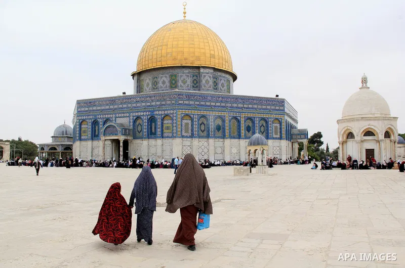Palestinian Muslim worshipers attend Friday prayers in front of the Dome of the Rock mosque al-Aqsa mosque, Islam's third holiest site, in Jerusalem's Old city on May 13, 2016. Photo by Mahfouz Abu Turk